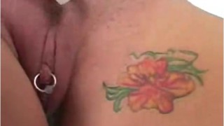 Masturbazione di ragazza tatuata