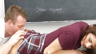 Studentessa bruna cavalca il cazzo del suo professore
