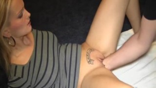 Bionda milf tatuata scopata da tre uomini